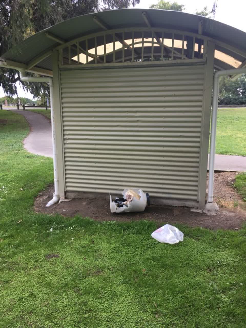 The photograph attached to this rubbish/recycling report