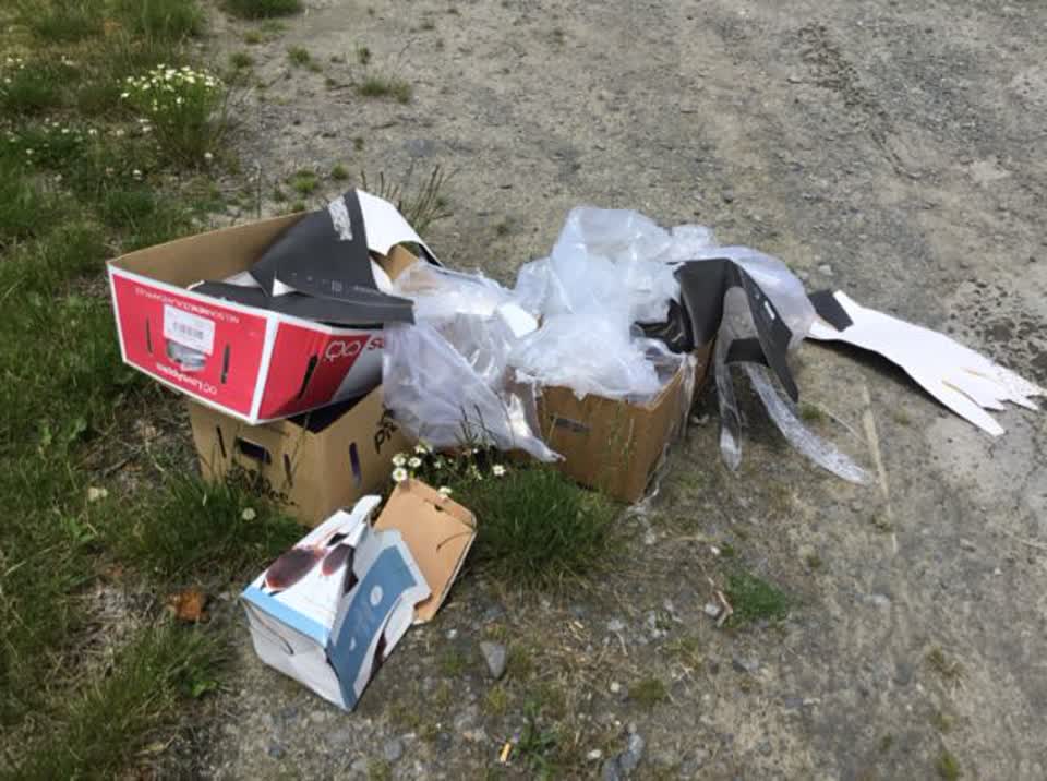 The photograph attached to this rubbish/recycling report