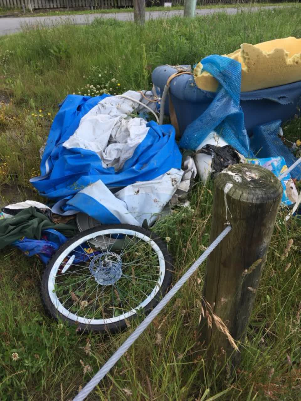 The photograph attached to this rubbish/recycling report
