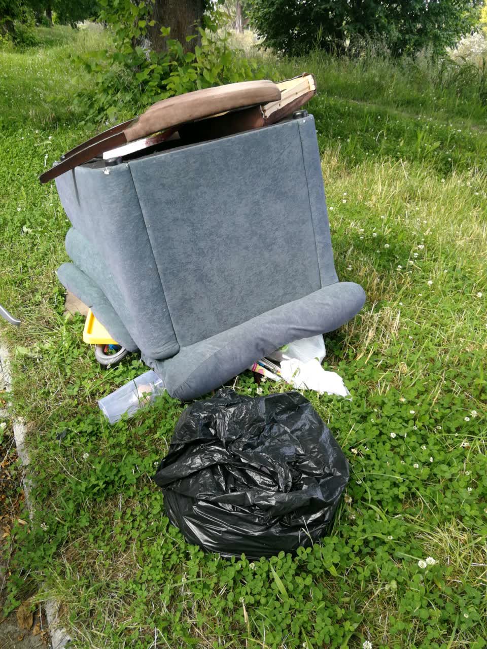The photograph attached to this rubbish/recycling report