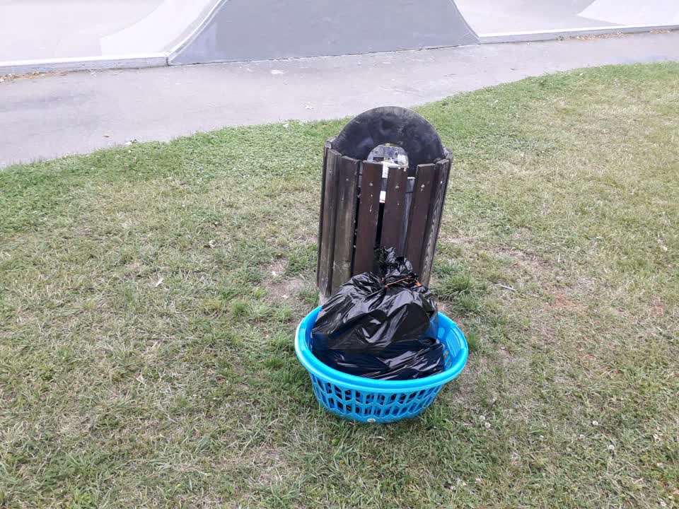 The photograph attached to this rubbish/recycling report