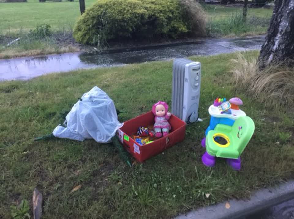 The photograph attached to this rubbish/recycling report