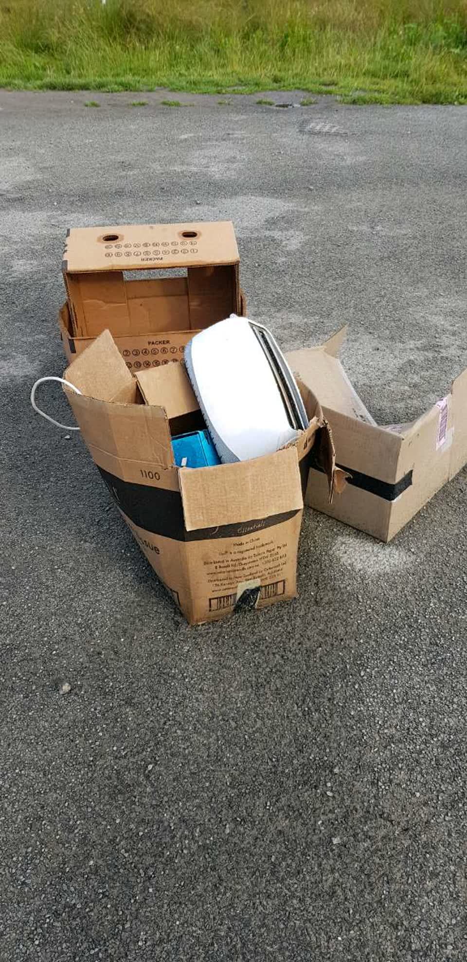 The photograph attached to this rubbish/recycling report