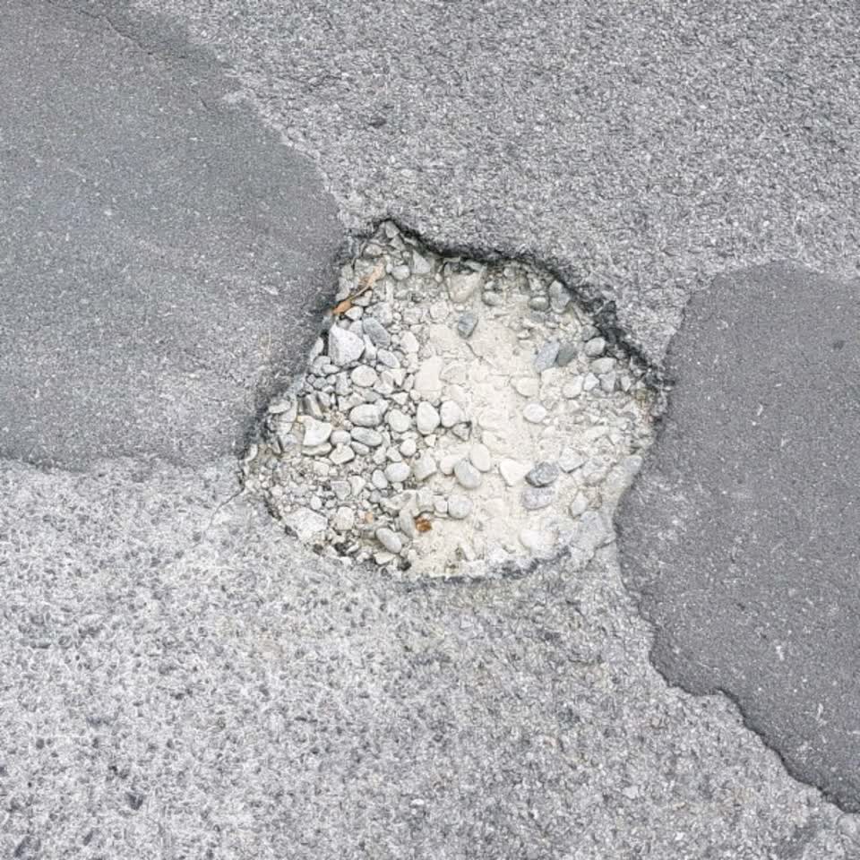 The photograph attached to this roading/streets report