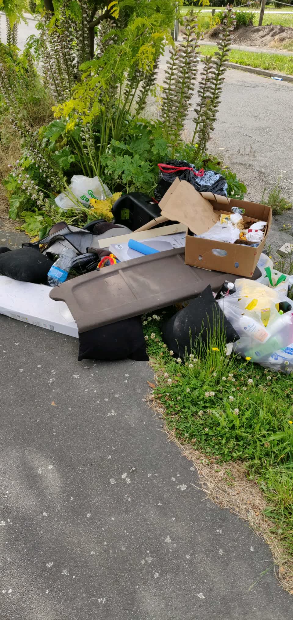 The photograph attached to this rubbish/recycling report