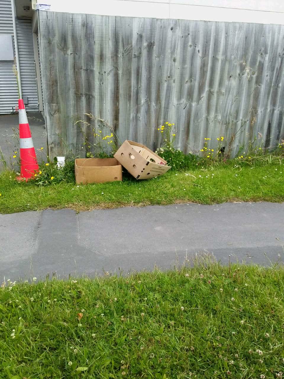 The photograph attached to this rubbish/recycling report