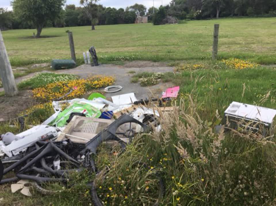 The photograph attached to this rubbish/recycling report