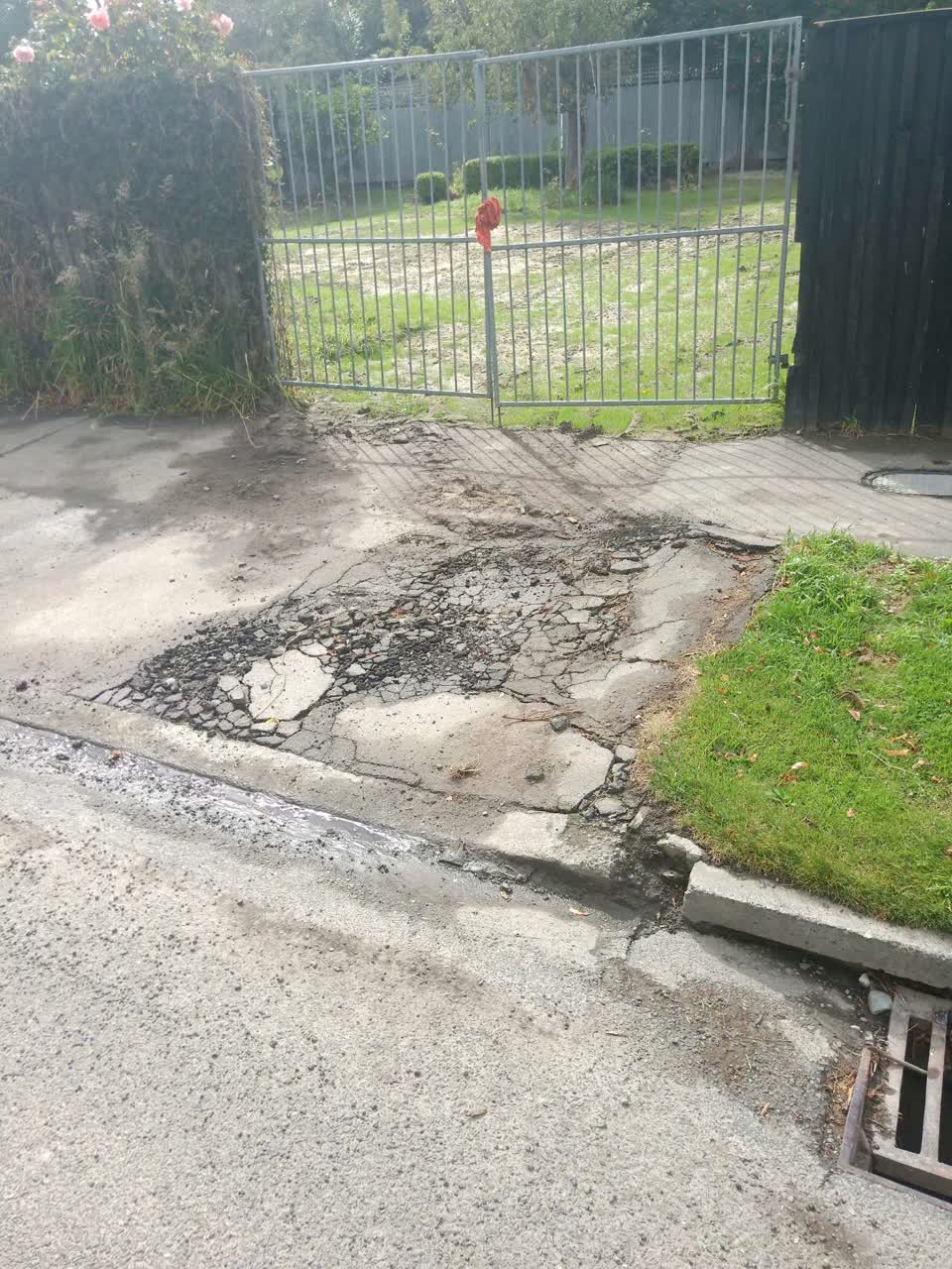 The photograph attached to this roading/streets report