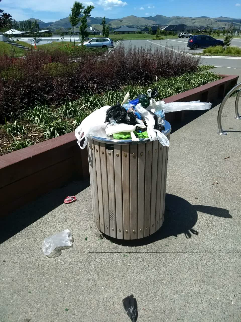 The photograph attached to this rubbish/recycling report