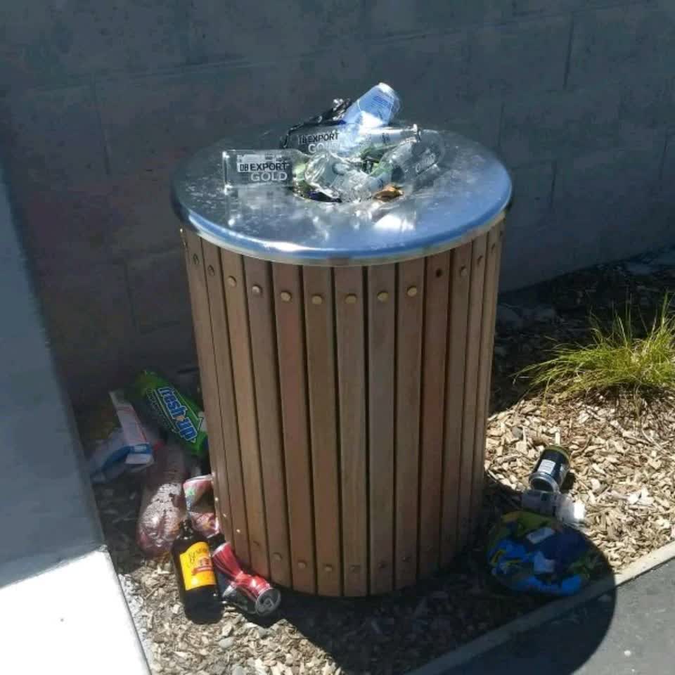 The photograph attached to this rubbish/recycling report
