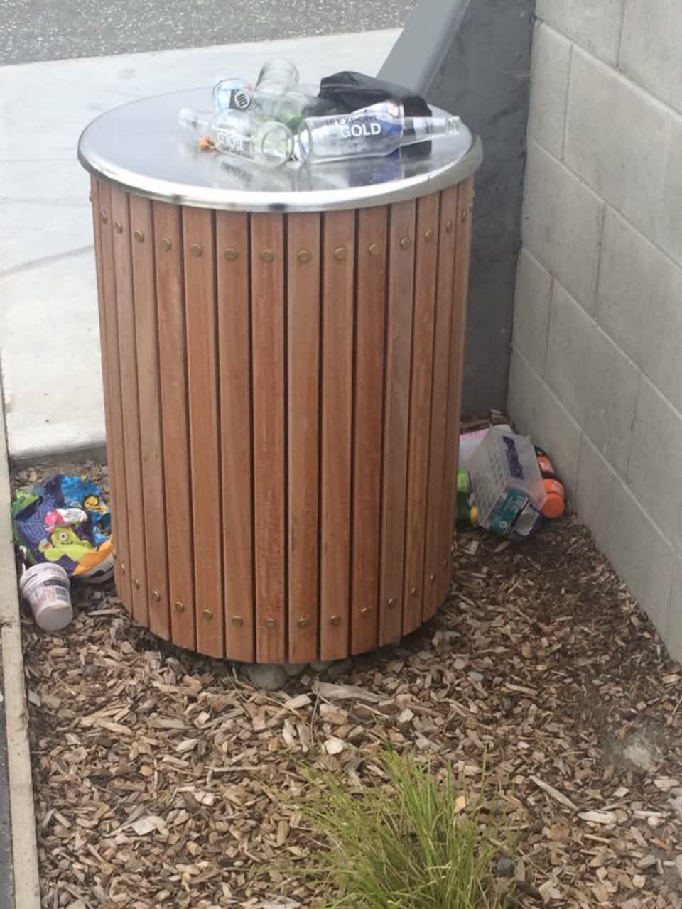 The photograph attached to this rubbish/recycling report