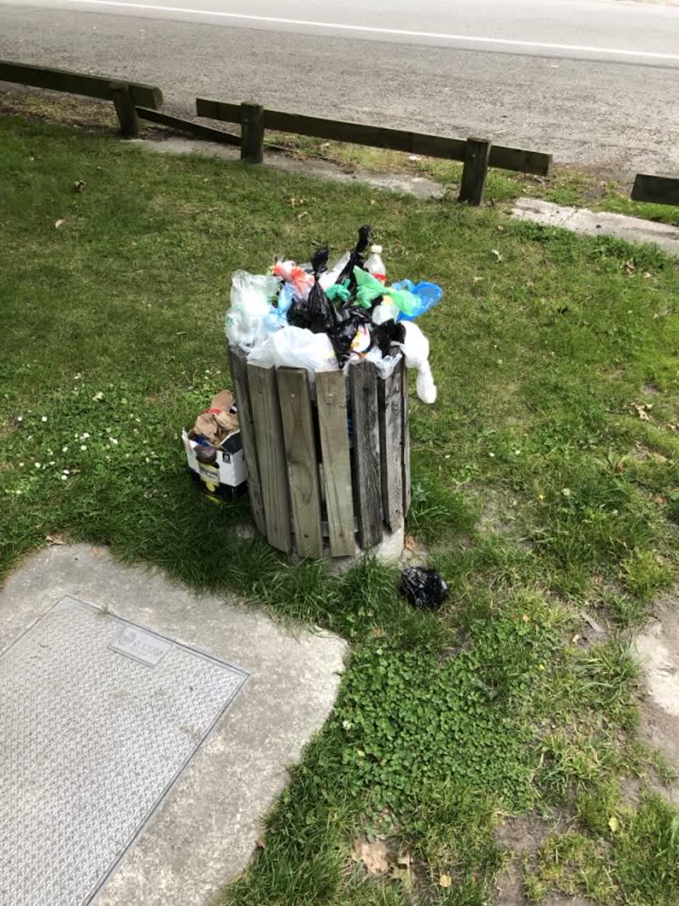 The photograph attached to this rubbish/recycling report