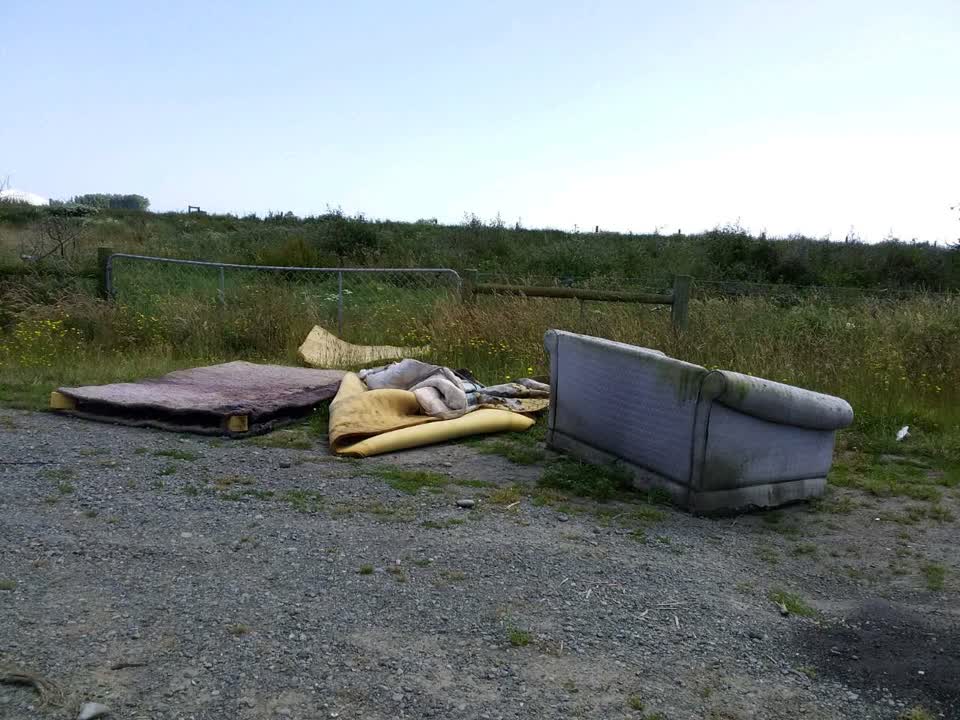 The photograph attached to this rubbish/recycling report