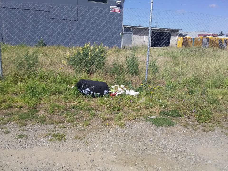 The photograph attached to this rubbish/recycling report