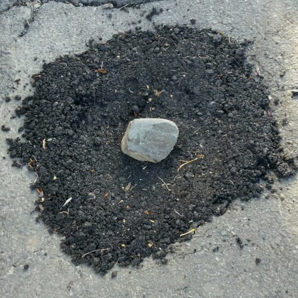 The photograph attached to this roading/streets report