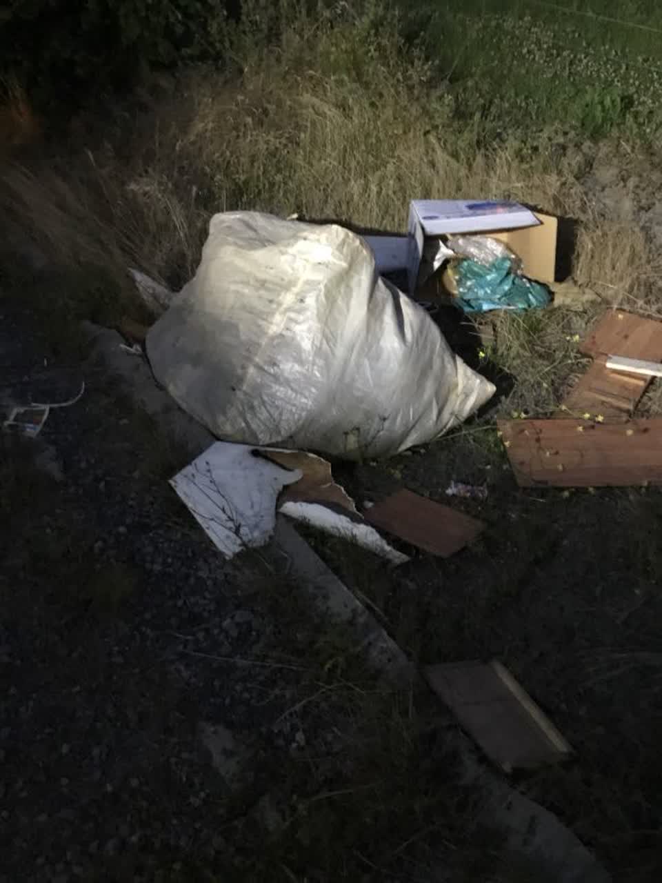 The photograph attached to this rubbish/recycling report