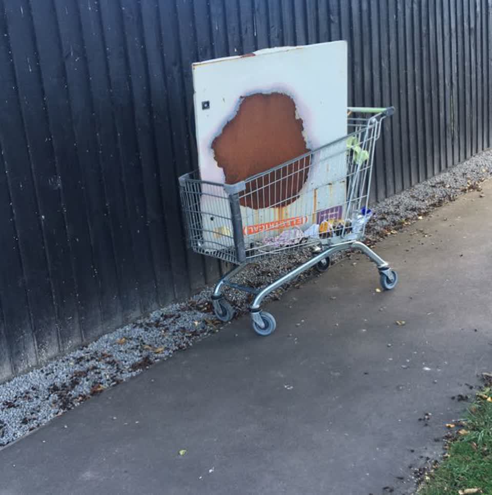 The photograph attached to this rubbish/recycling report