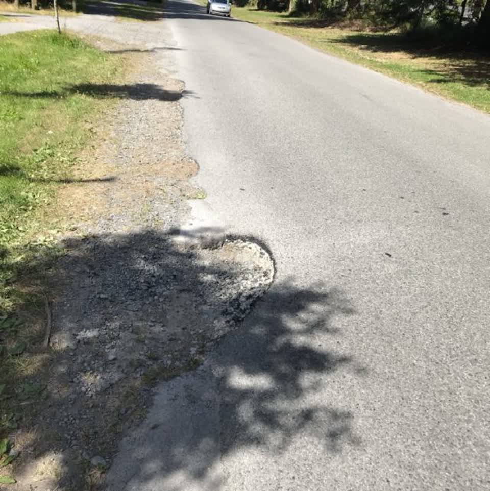 The photograph attached to this roading/streets report