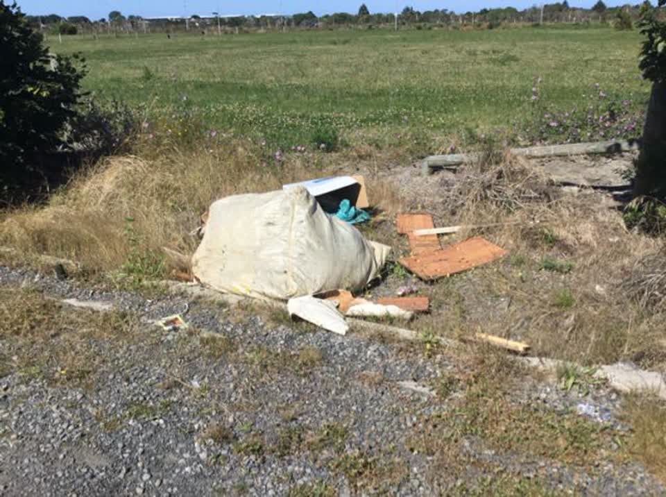 The photograph attached to this rubbish/recycling report