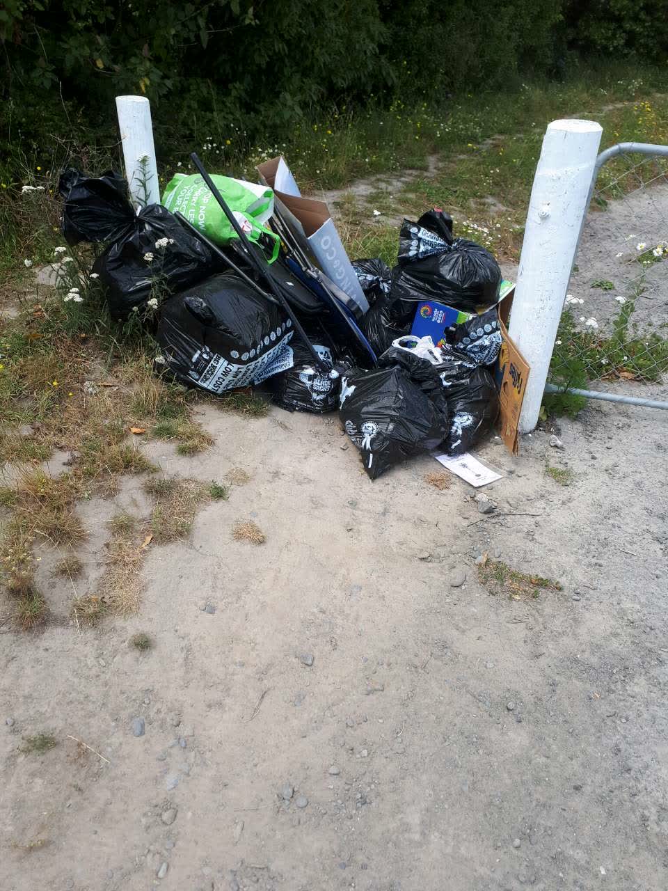 The photograph attached to this rubbish/recycling report