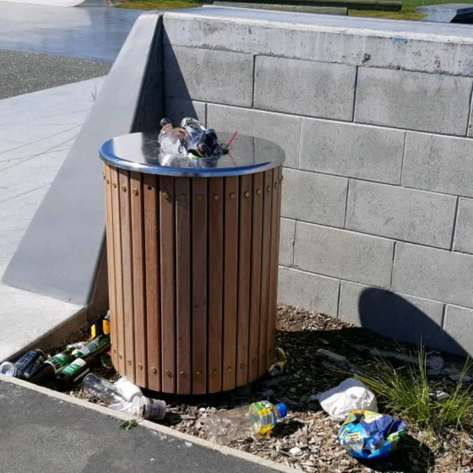 The photograph attached to this rubbish/recycling report