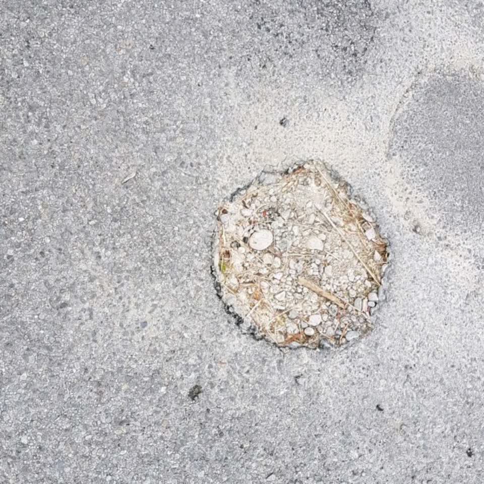 The photograph attached to this roading/streets report