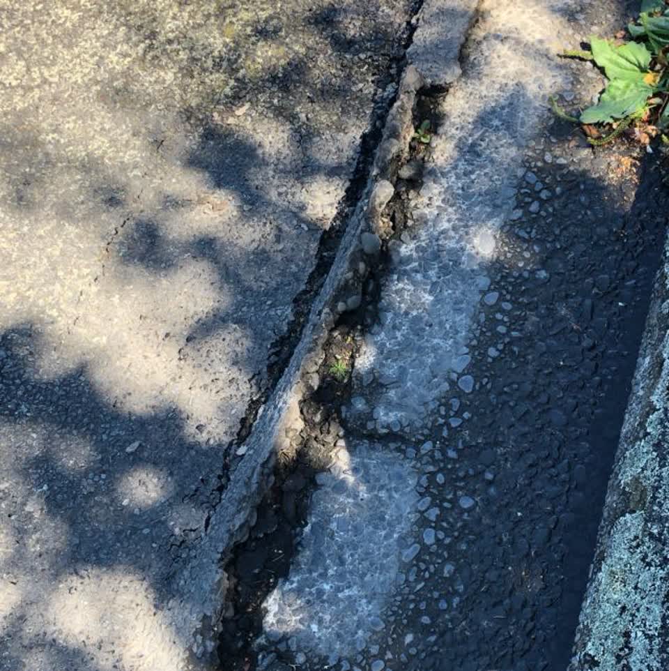 The photograph attached to this roading/streets report
