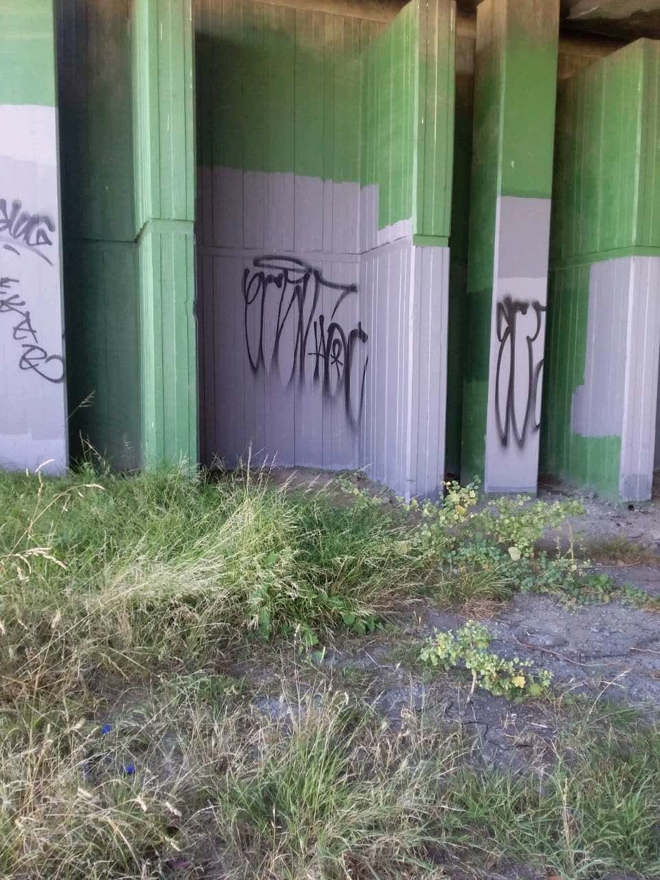 The photograph attached to this graffiti report