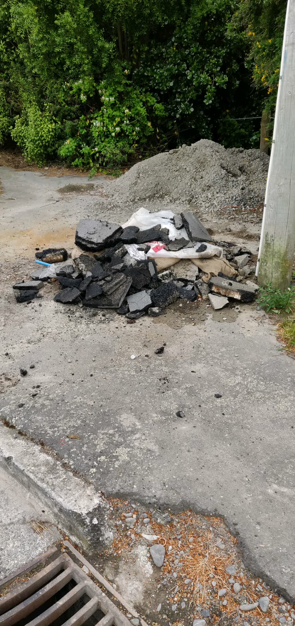 The photograph attached to this rubbish/recycling report