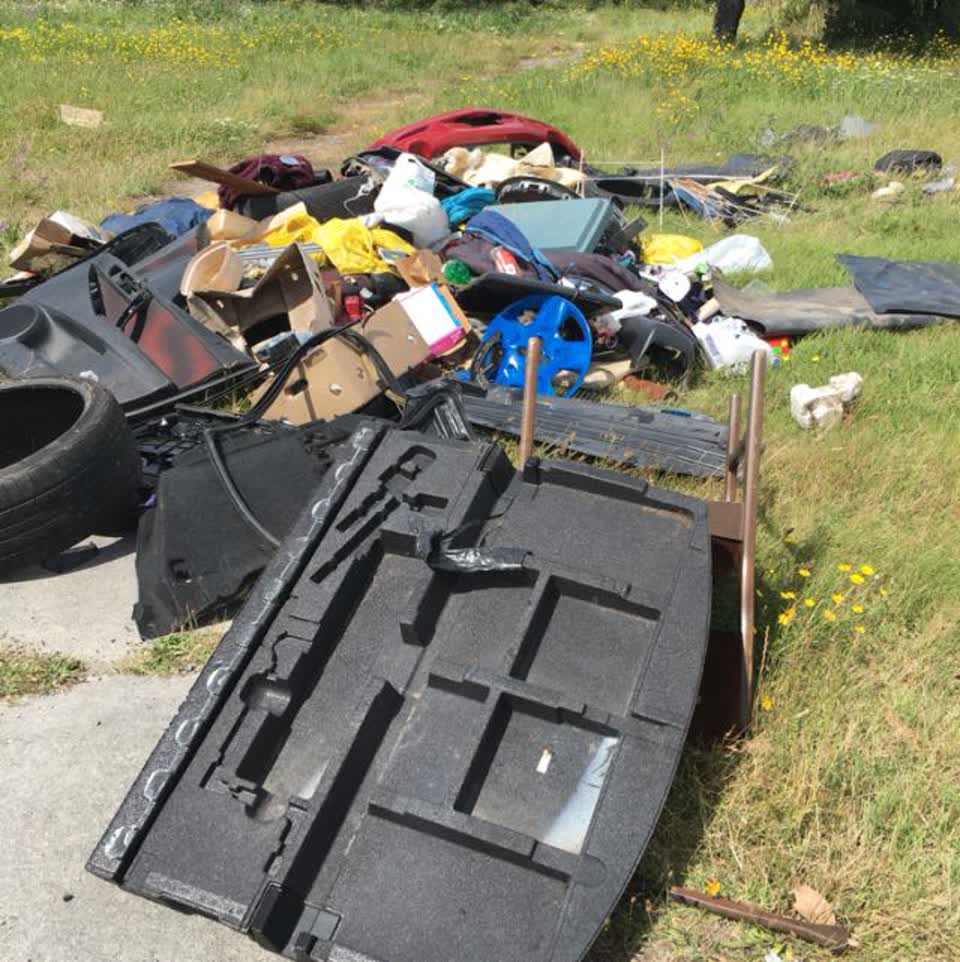 The photograph attached to this rubbish/recycling report