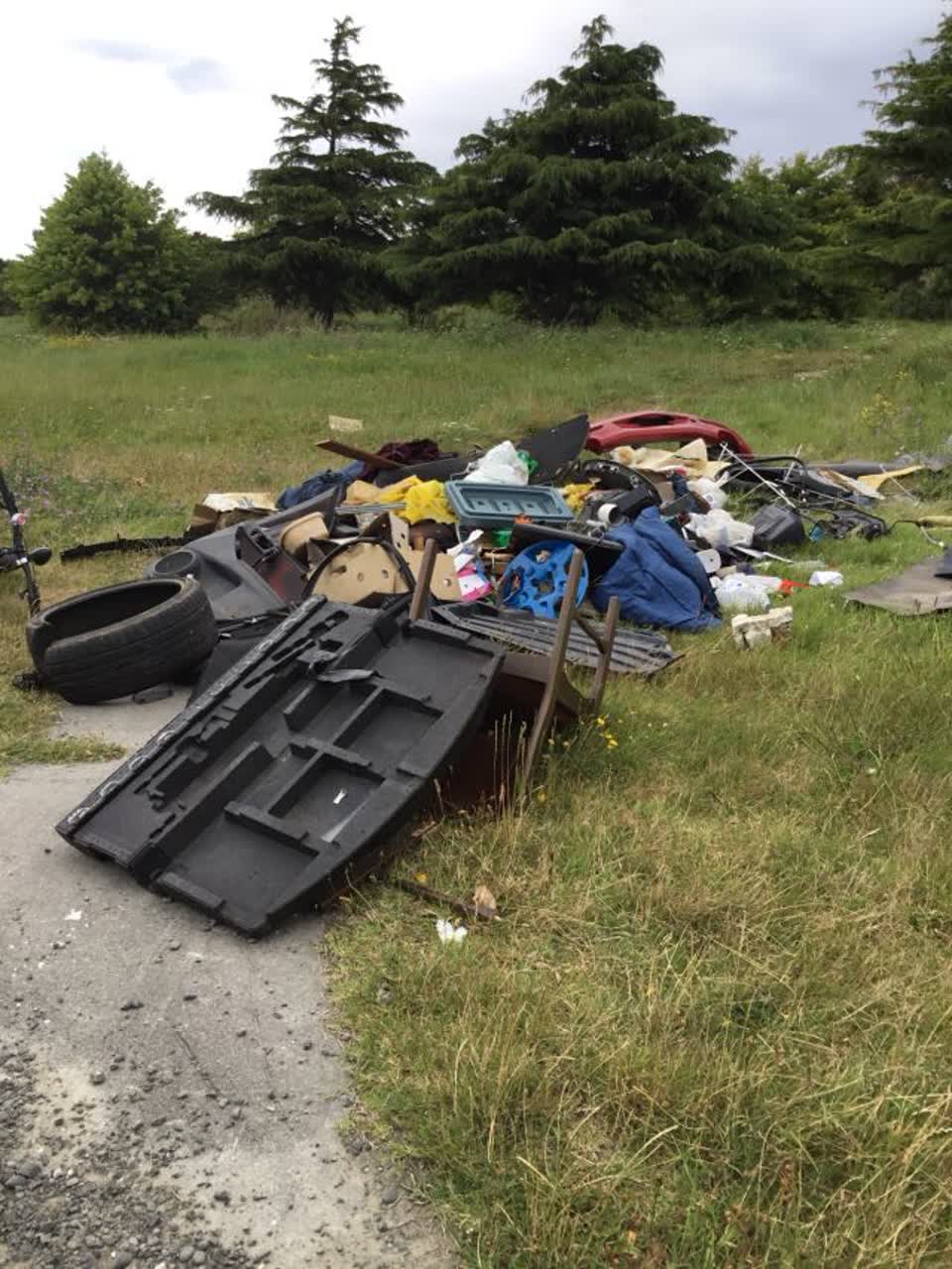 The photograph attached to this rubbish/recycling report