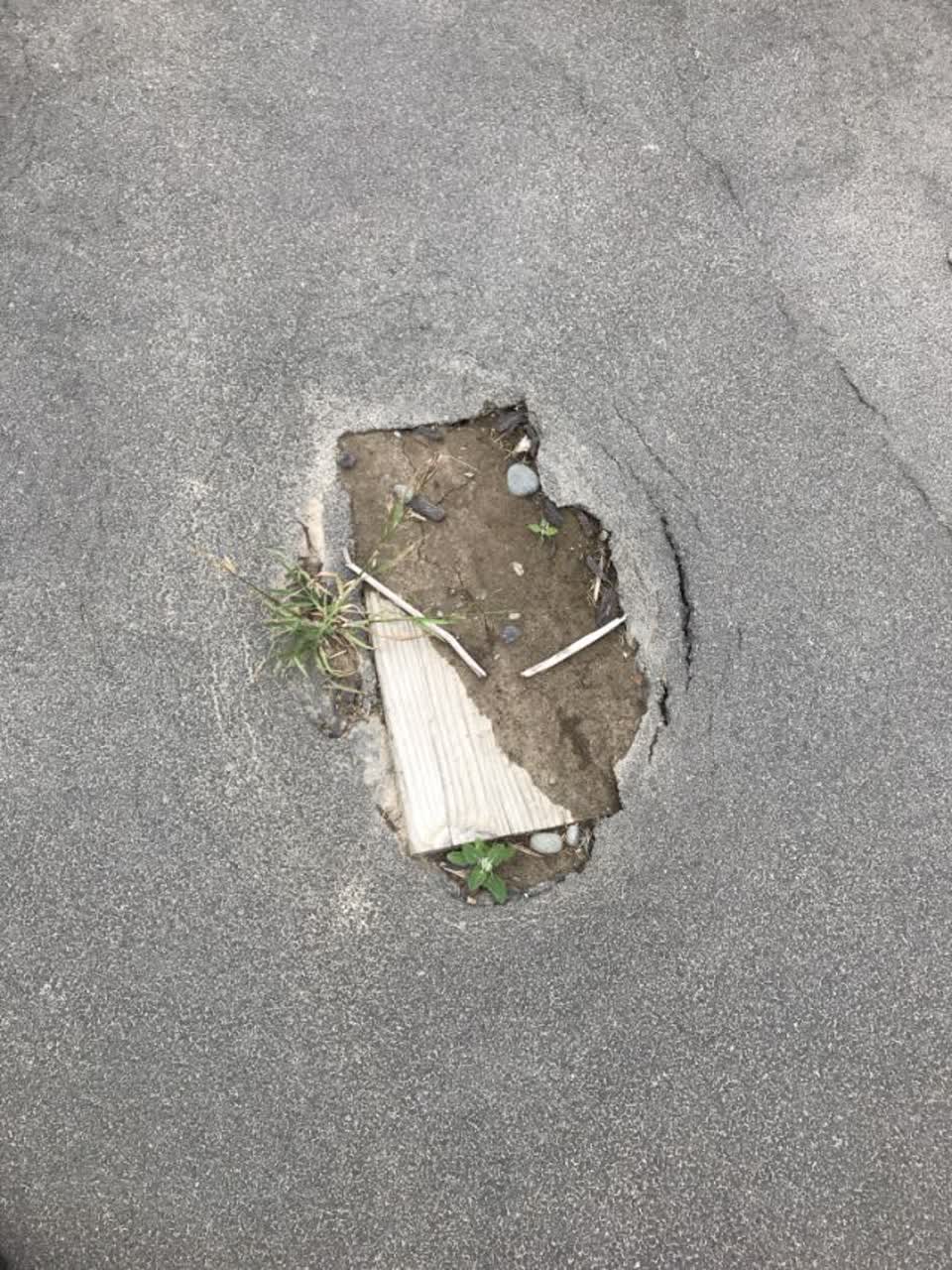 The photograph attached to this roading/streets report