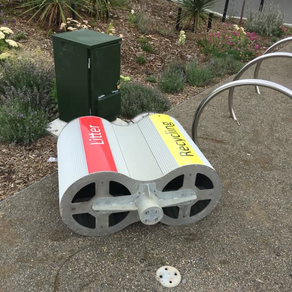 The photograph attached to this rubbish/recycling report