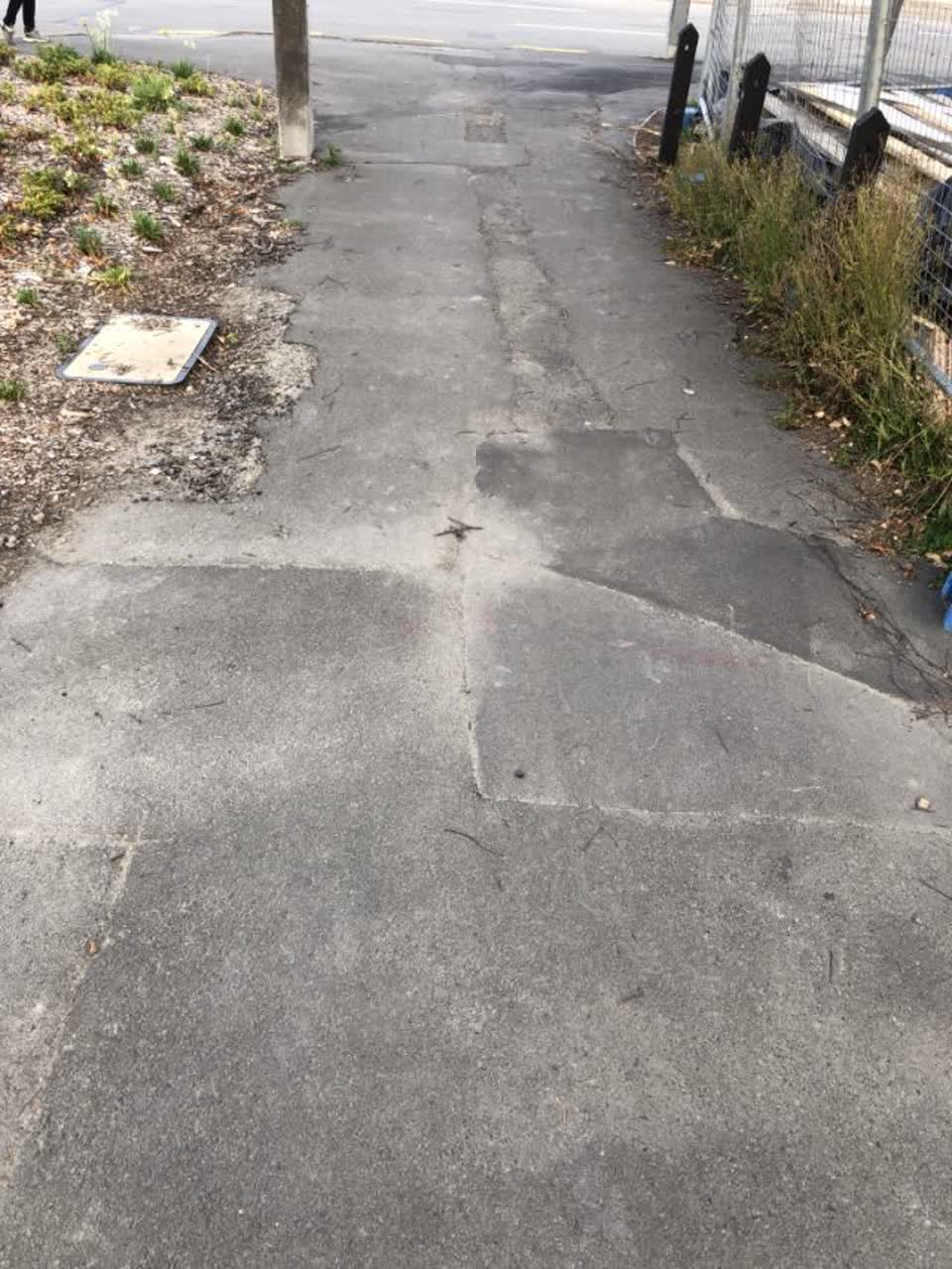 The photograph attached to this roading/streets report