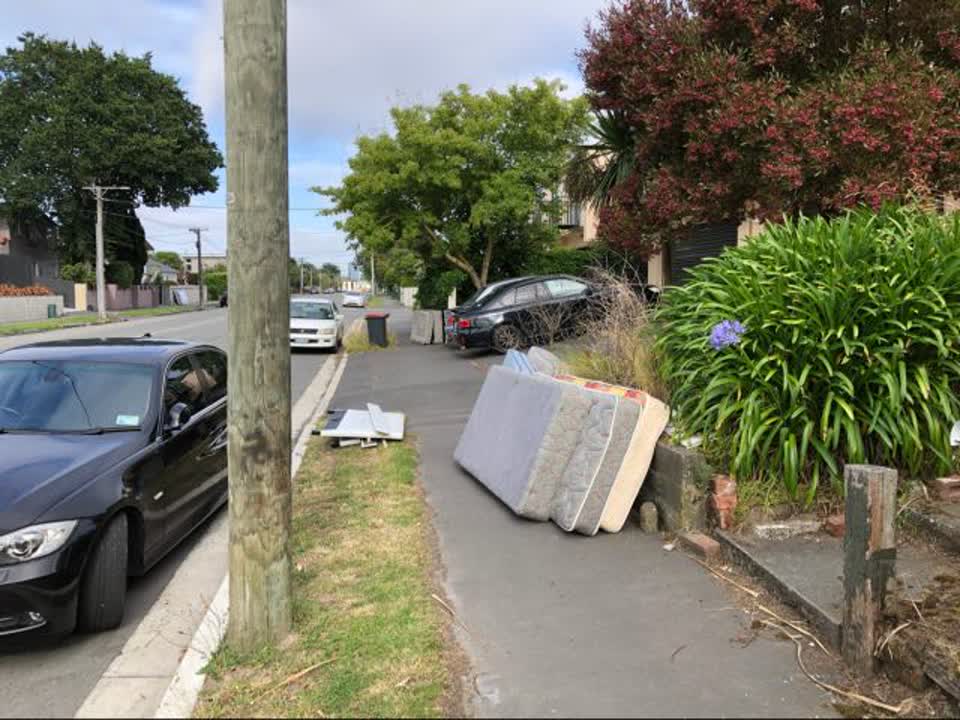 The photograph attached to this rubbish/recycling report