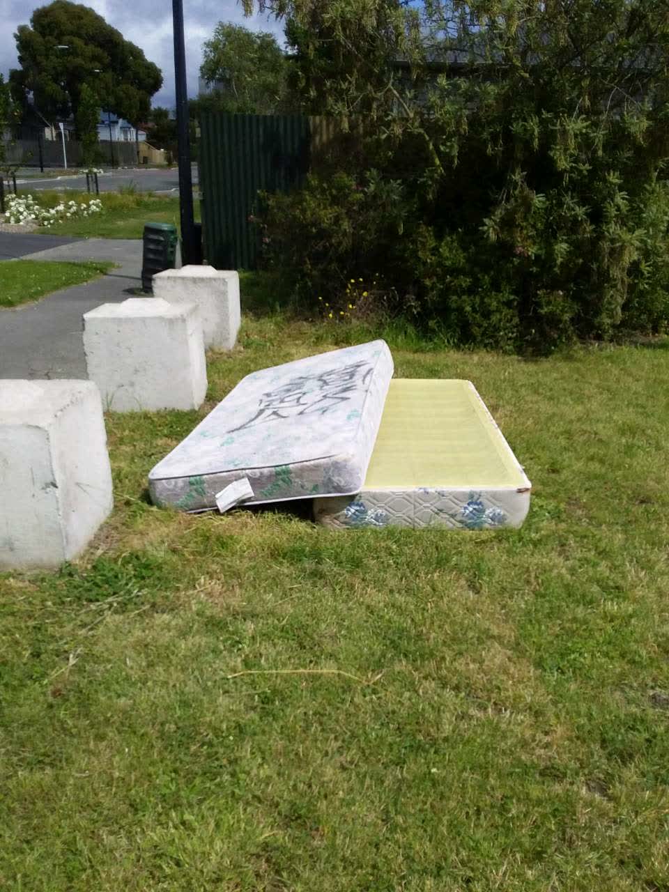 The photograph attached to this rubbish/recycling report