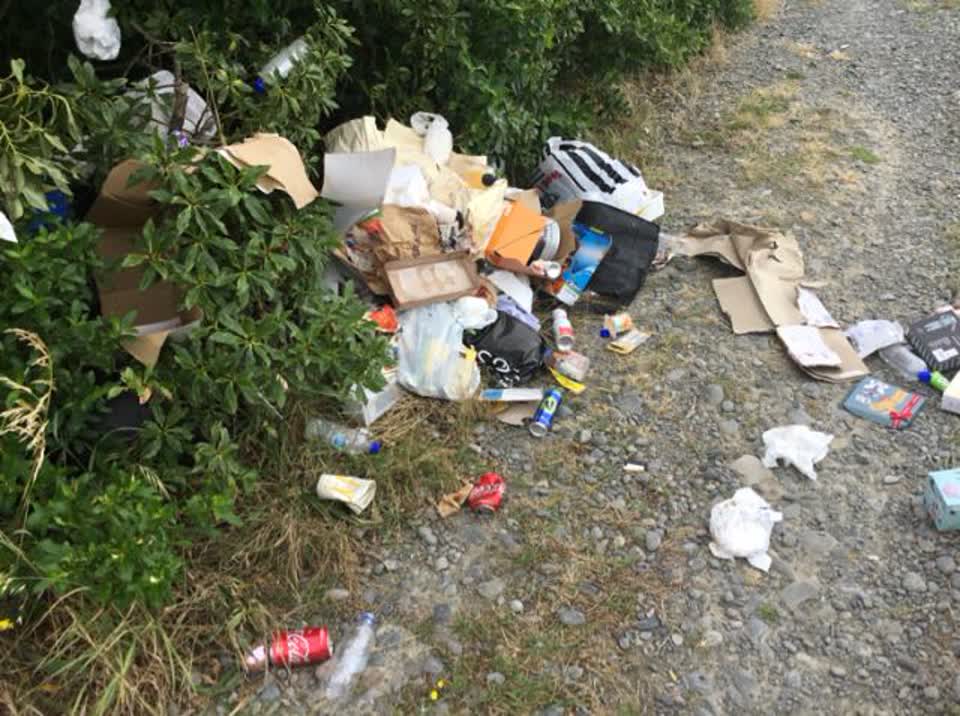 The photograph attached to this rubbish/recycling report