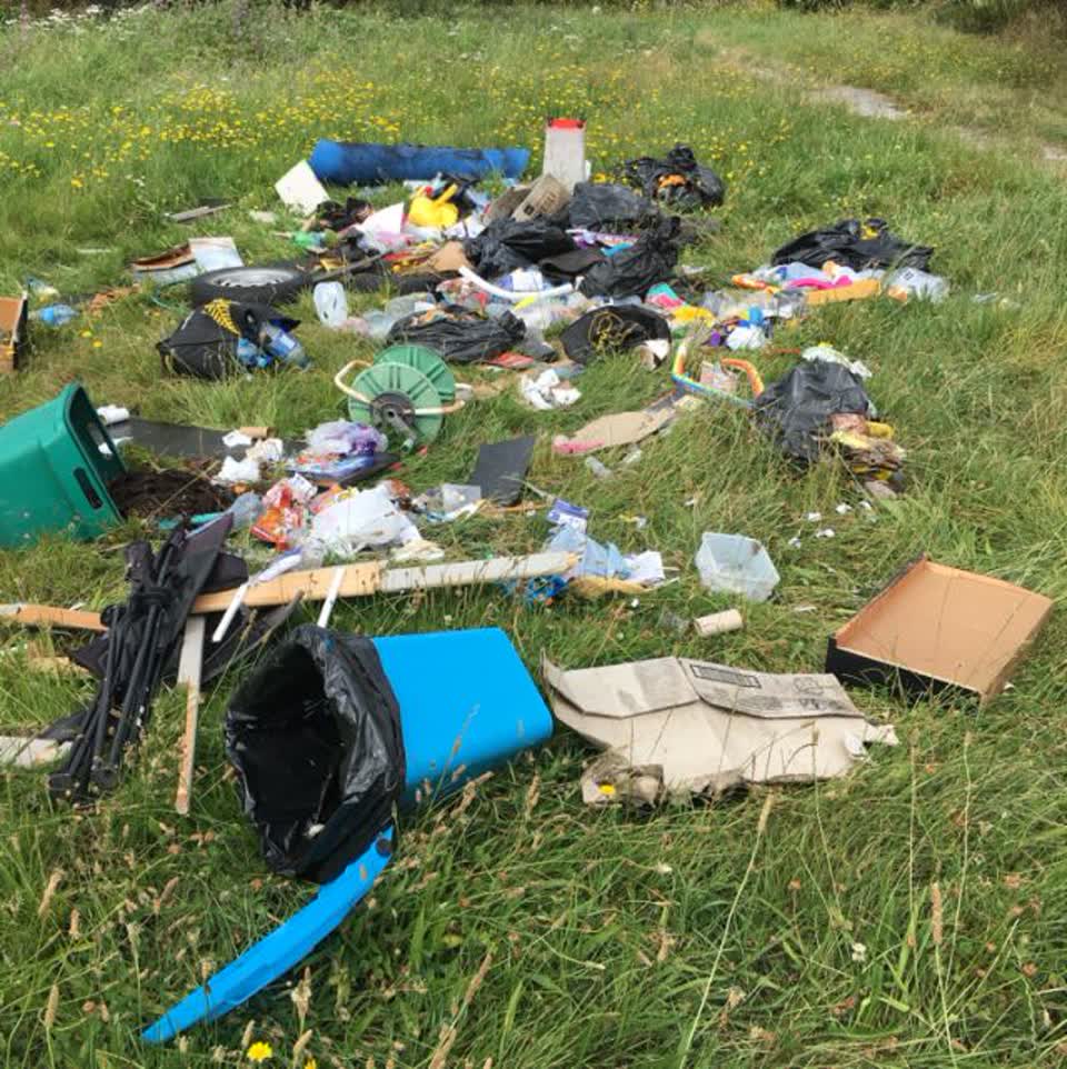 The photograph attached to this rubbish/recycling report