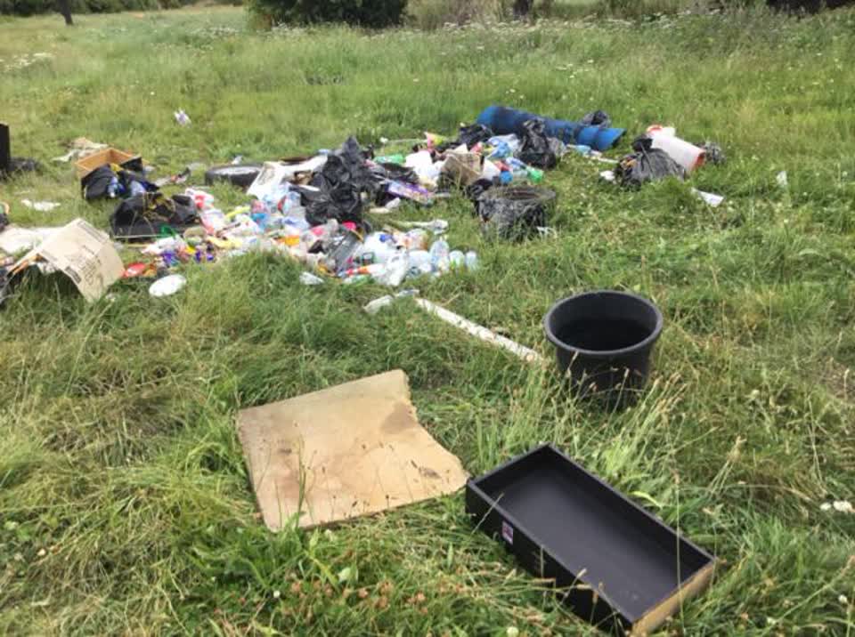 The photograph attached to this rubbish/recycling report