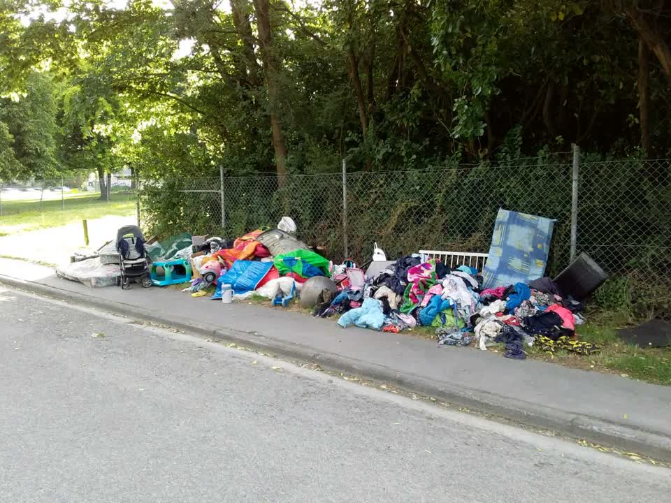 The photograph attached to this rubbish/recycling report