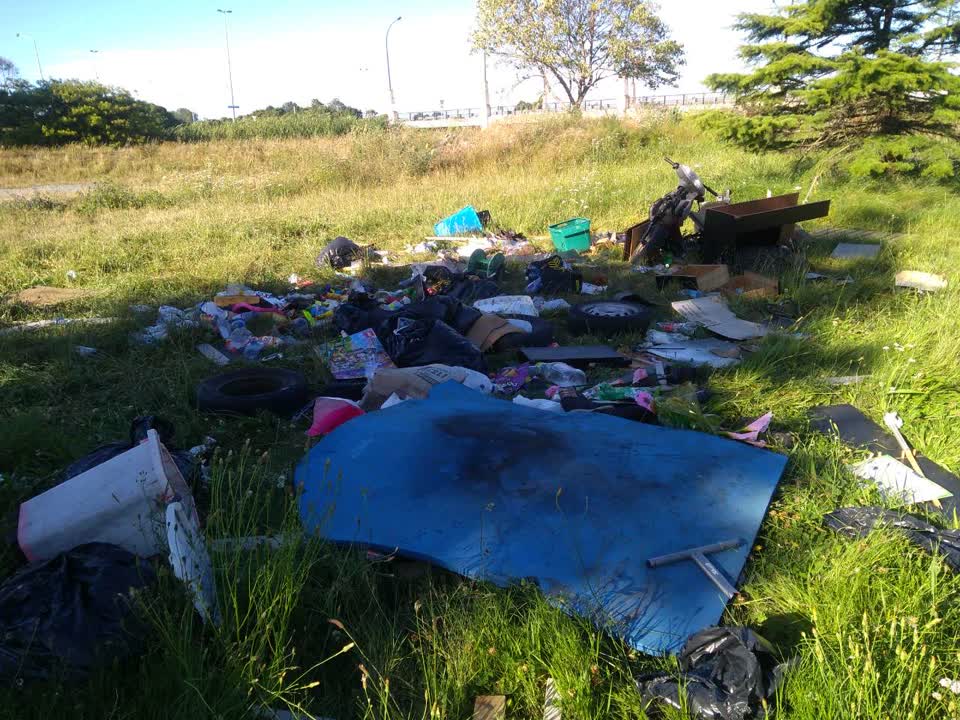 The photograph attached to this rubbish/recycling report