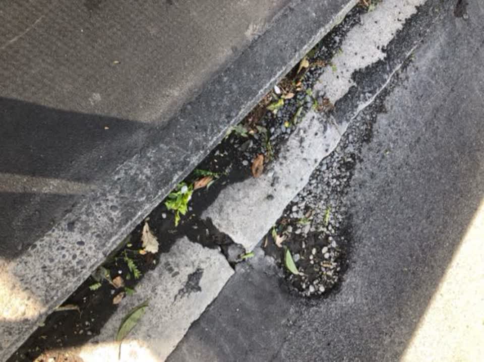 The photograph attached to this roading/streets report