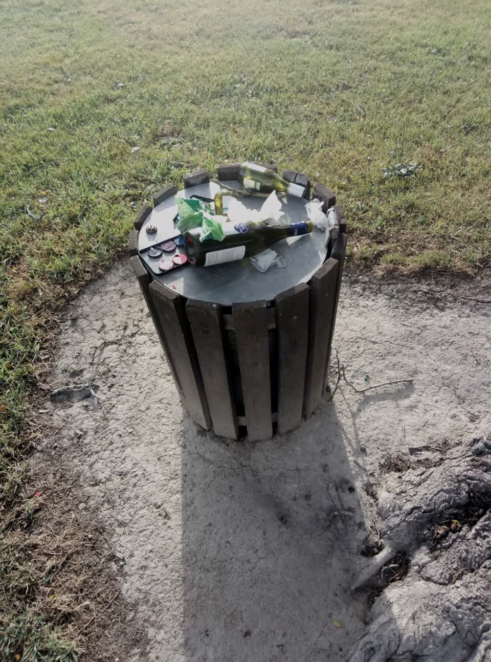 The photograph attached to this rubbish/recycling report