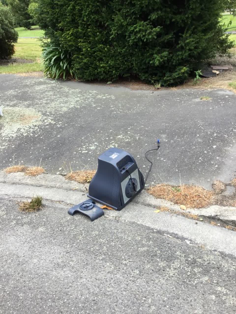 The photograph attached to this rubbish/recycling report