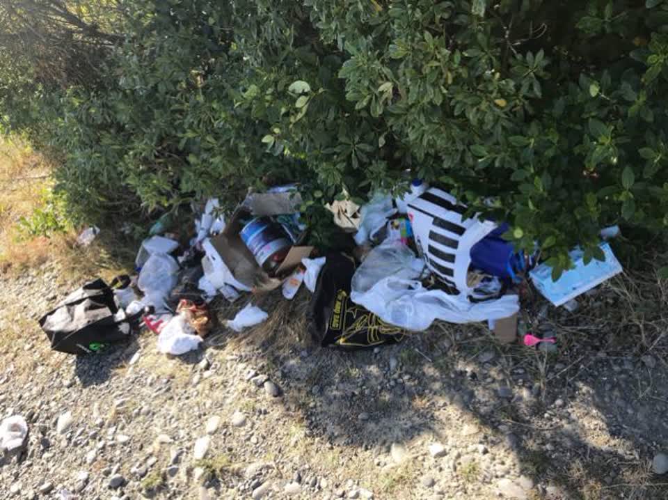 The photograph attached to this rubbish/recycling report