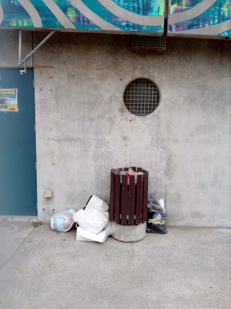 The photograph attached to this rubbish/recycling report