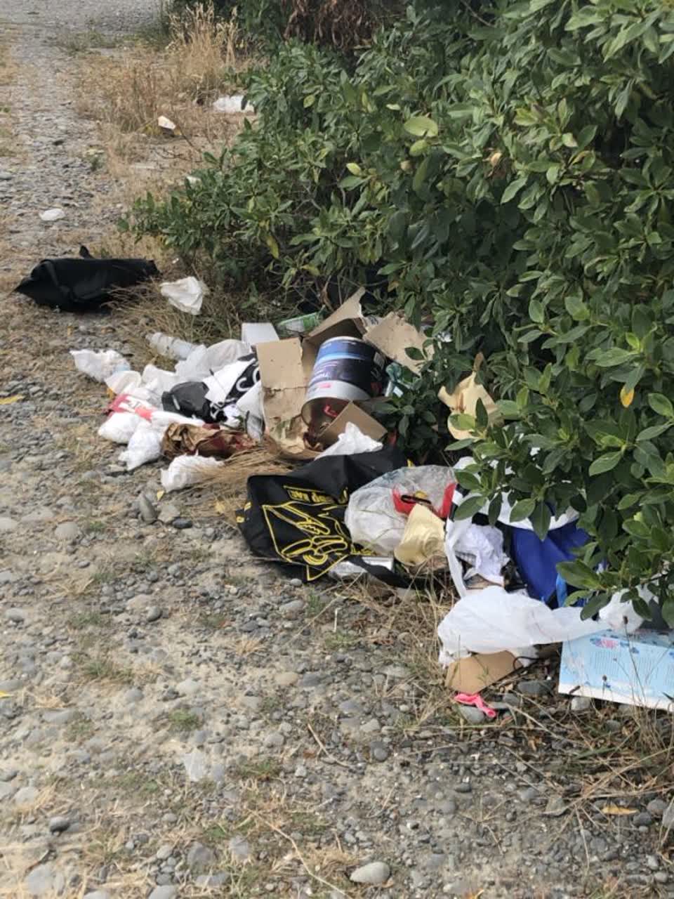 The photograph attached to this rubbish/recycling report