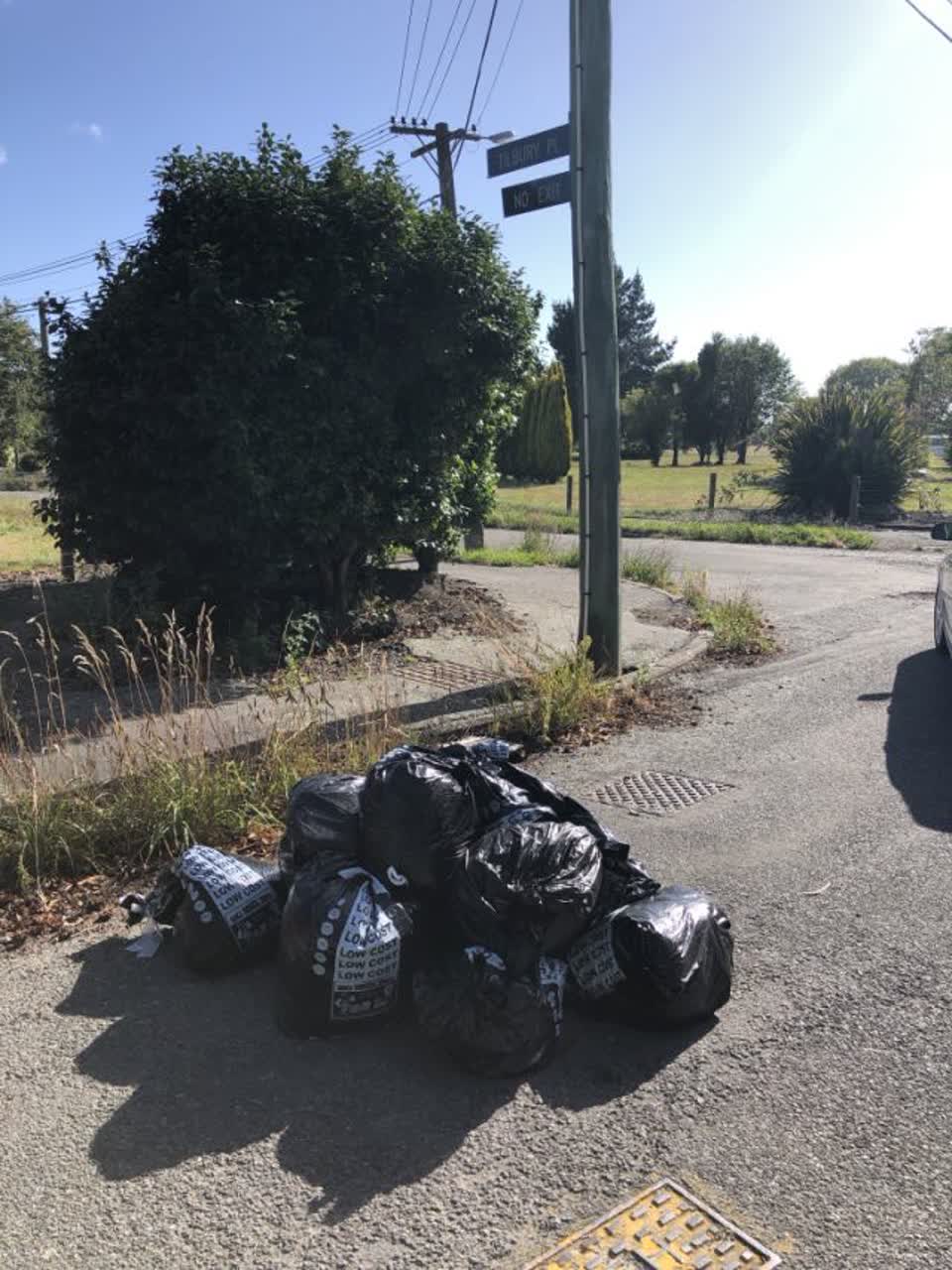 The photograph attached to this rubbish/recycling report