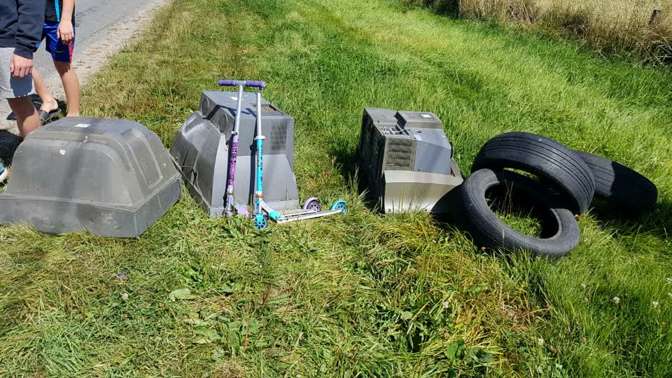 The photograph attached to this rubbish/recycling report