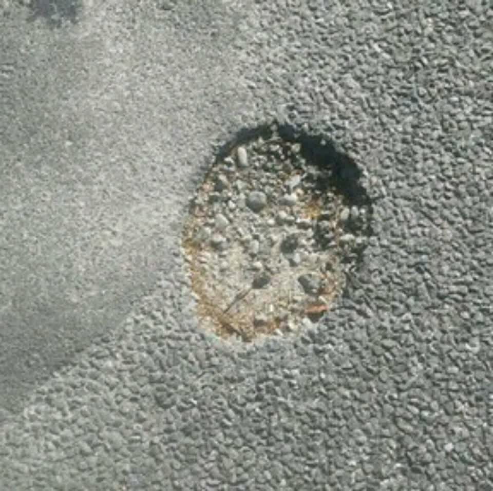 The photograph attached to this roading/streets report